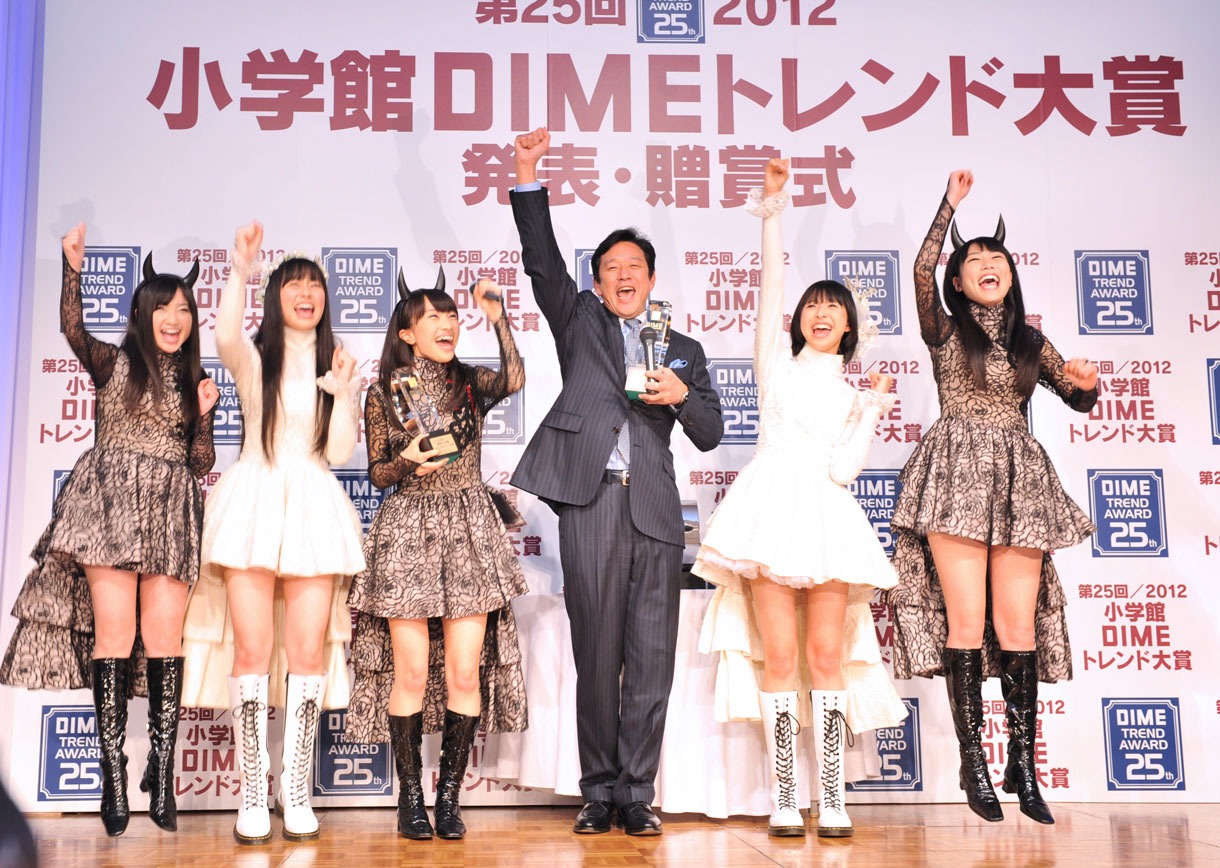 百田夏菜子の指揮で出欠をとることになり、ももクロのメンバーとともにポーズを決める栗山英樹。