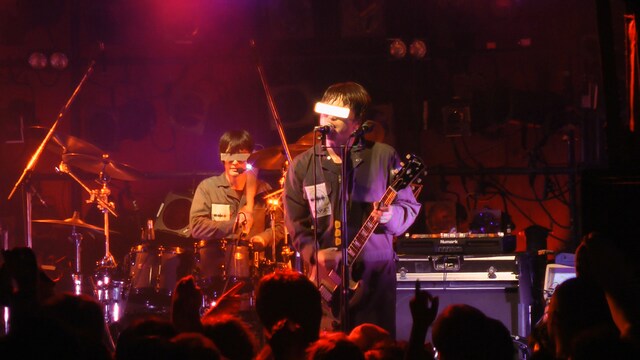 オープニングアクトのPOLYSICSのライブ。