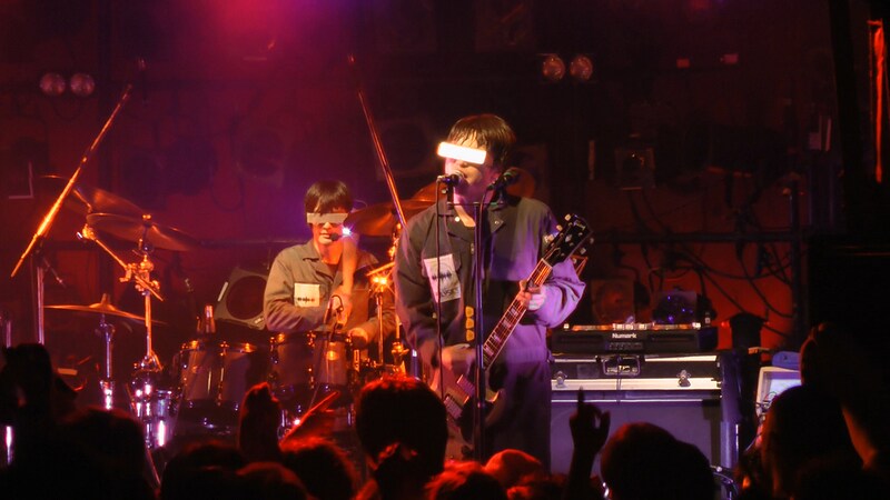 オープニングアクトのPOLYSICSのライブ。