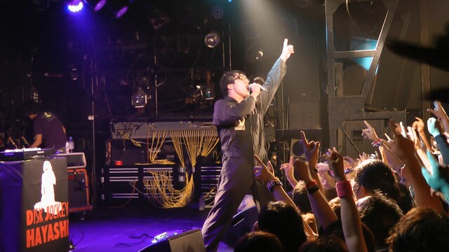 DJスタートと同時にステージ前に飛び出して熱唱するハヤシ。