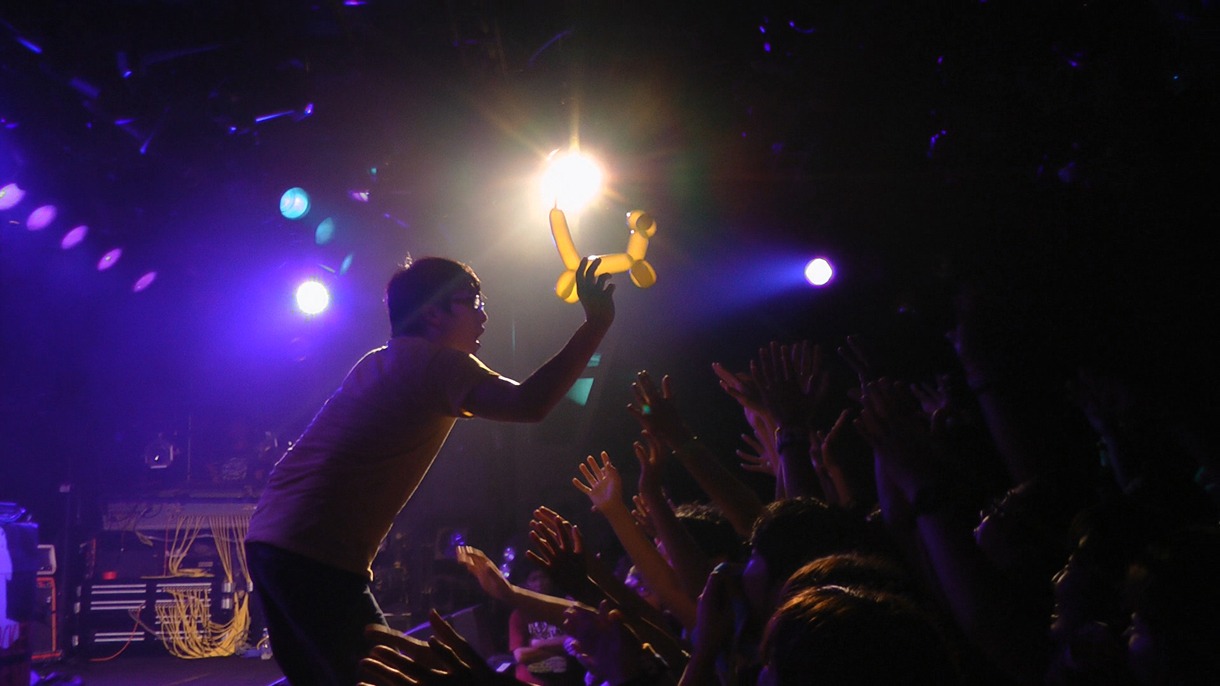 ハヤシお手製のバルーンアートがファンにプレゼントされる一幕も。