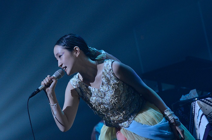 「安藤裕子 秋の大演奏会」での安藤裕子。