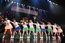 第1部「エビ中体育祭」の模様。「永遠に中学生」を歌唱するエビ中。