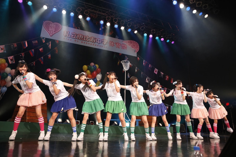 第1部「エビ中体育祭」の模様。「永遠に中学生」を歌唱するエビ中。