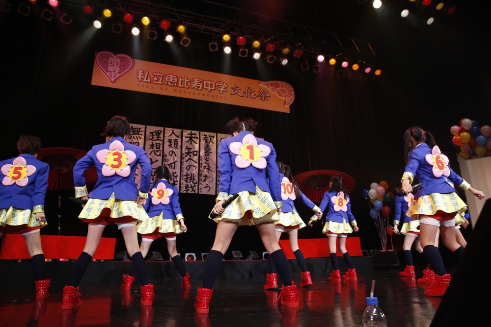 第2部「エビ中文化祭」の模様。文化祭では新曲「梅」の衣装が初公開された。