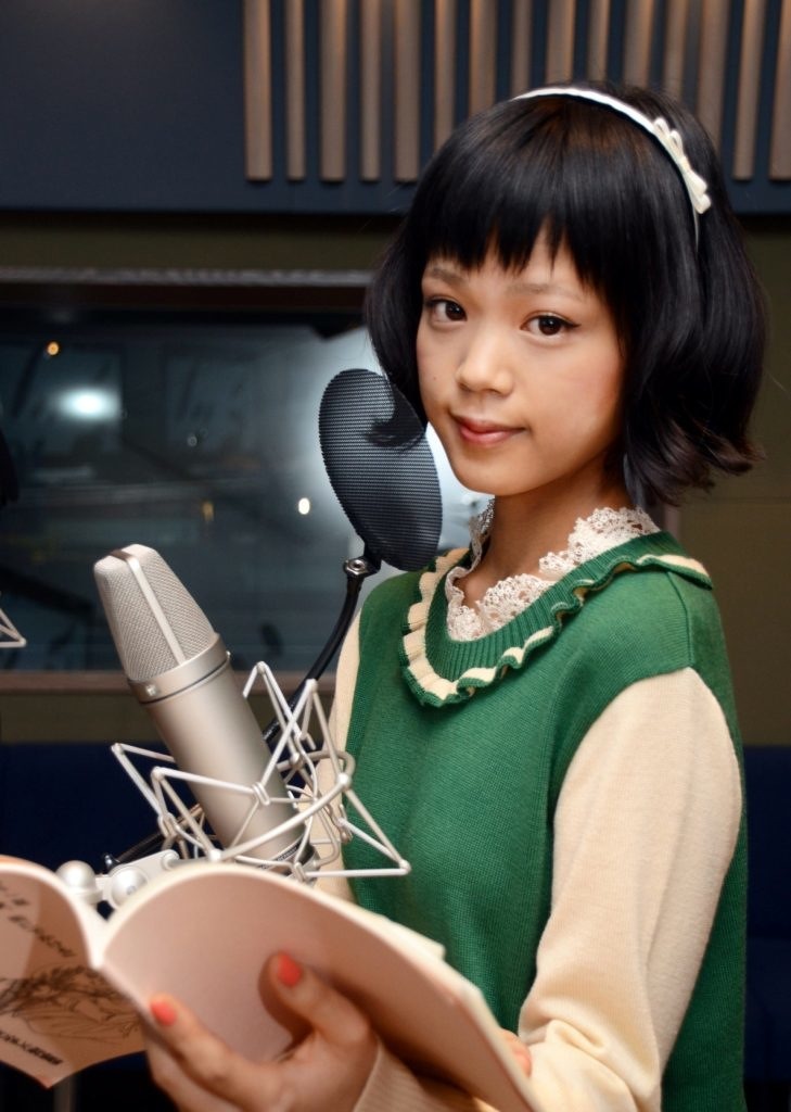 アフレコブースに立つハナエ。