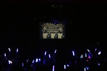 「ハピこしライブ！～小松未可子生誕イベント2012～」のライブの模様。