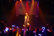 「ハピこしライブ！～小松未可子生誕イベント2012～」のライブの模様。