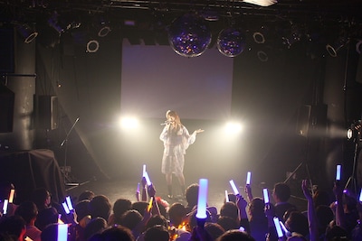 「ハピこしライブ！～小松未可子生誕イベント2012～」のライブの模様。