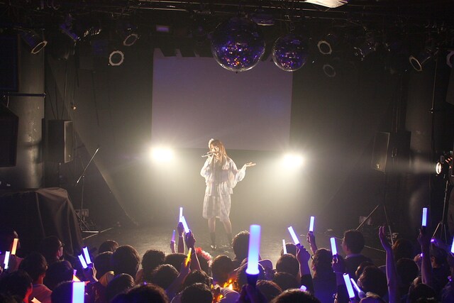 「ハピこしライブ！～小松未可子生誕イベント2012～」のライブの模様。