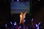 「ハピこしライブ！～小松未可子生誕イベント2012～」のライブの模様。