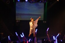 「ハピこしライブ！～小松未可子生誕イベント2012～」のライブの模様。