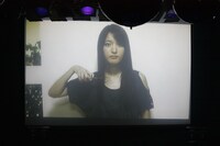 トレードマークの長い髪にハサミを入れる小松未可子。