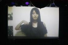 トレードマークの長い髪にハサミを入れる小松未可子。