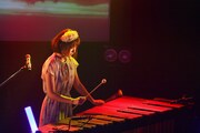 マリンバを披露する小松未可子。