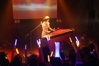 マリンバを披露する小松未可子。