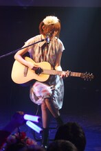 ギターの弾き語りを披露する小松未可子。