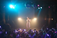 「ハピこしライブ！～小松未可子生誕イベント2012～」のライブの模様。