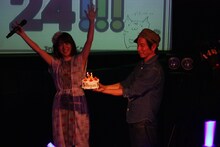 バースデーケーキが登場し喜ぶ小松未可子。