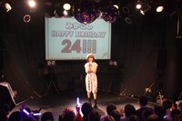 「ハピこしライブ！～小松未可子生誕イベント2012～」のライブの模様。