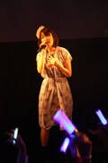 「ハピこしライブ！～小松未可子生誕イベント2012～」のライブの模様。