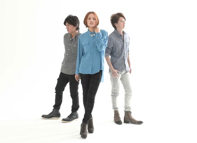 girl next door（中央が千紗）