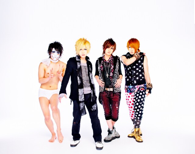 ゴールデンボンバー（写真右端が歌広場淳）