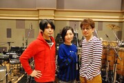 ナタリーPower Pushでは坂本真綾（写真中央）とツアーメンバーの奥田健介（左）、北川勝利（右）によるツアー直前座談会を公開中。