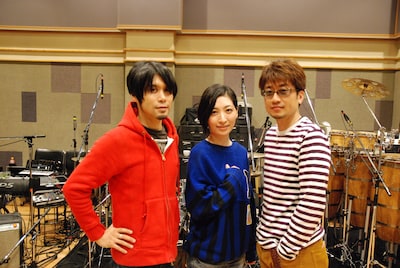 ナタリーPower Pushでは坂本真綾（写真中央）とツアーメンバーの奥田健介（左）、北川勝利（右）によるツアー直前座談会を公開中。