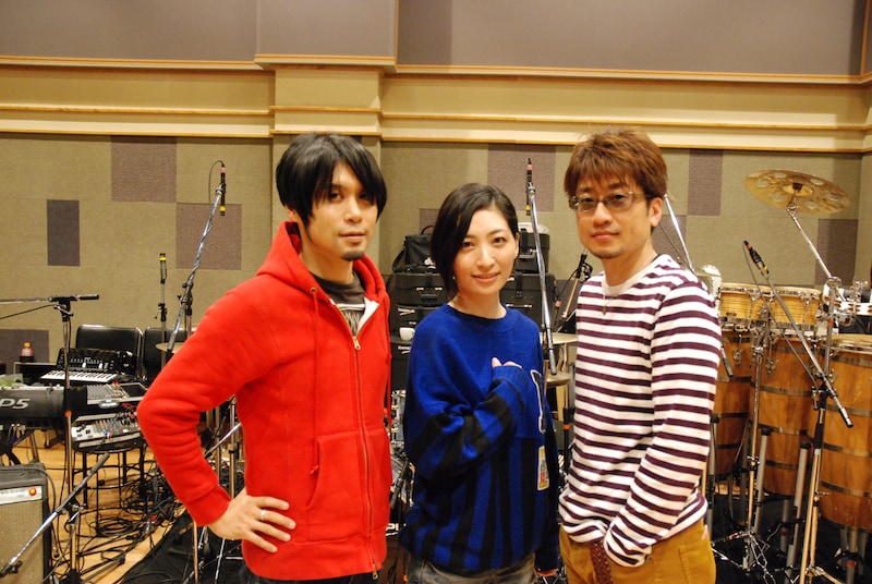 ナタリーPower Pushでは坂本真綾（写真中央）とツアーメンバーの奥田健介（左）、北川勝利（右）によるツアー直前座談会を公開中。