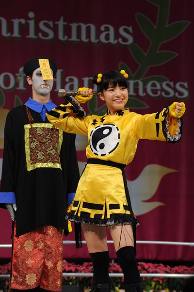 ドラマ「好好！ キョンシーガール～東京電視台戦記～」での決めポーズを披露する川島海荷。