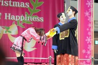 キョンシーからタオルを受け取る佐武宇綺（左）。