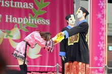 キョンシーからタオルを受け取る佐武宇綺（左）。