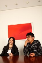 雅-MIYAVI-（左）と亀田誠治（右）。