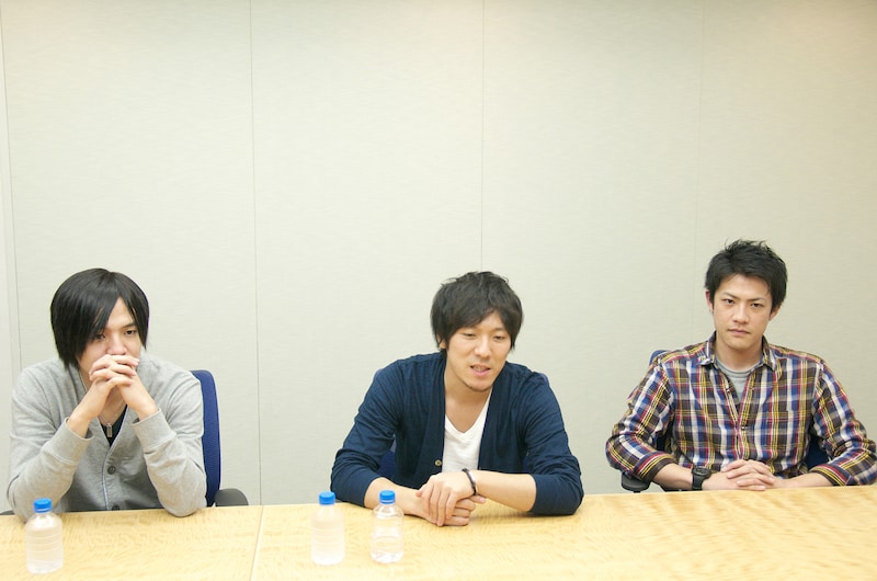 インタビューに応えるback numberの3人（左から小島和也、清水依与吏、栗原寿）。