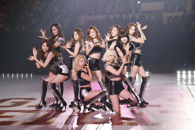 「Playing with GIRLS’ GENERATION」のステージの模様。