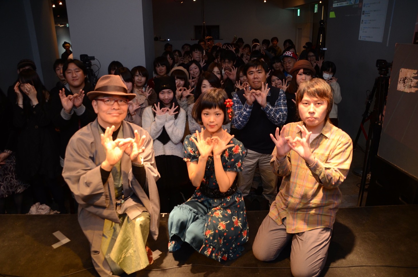 「縁結び会」の出演者や参加者たちと記念撮影をするハナエ。