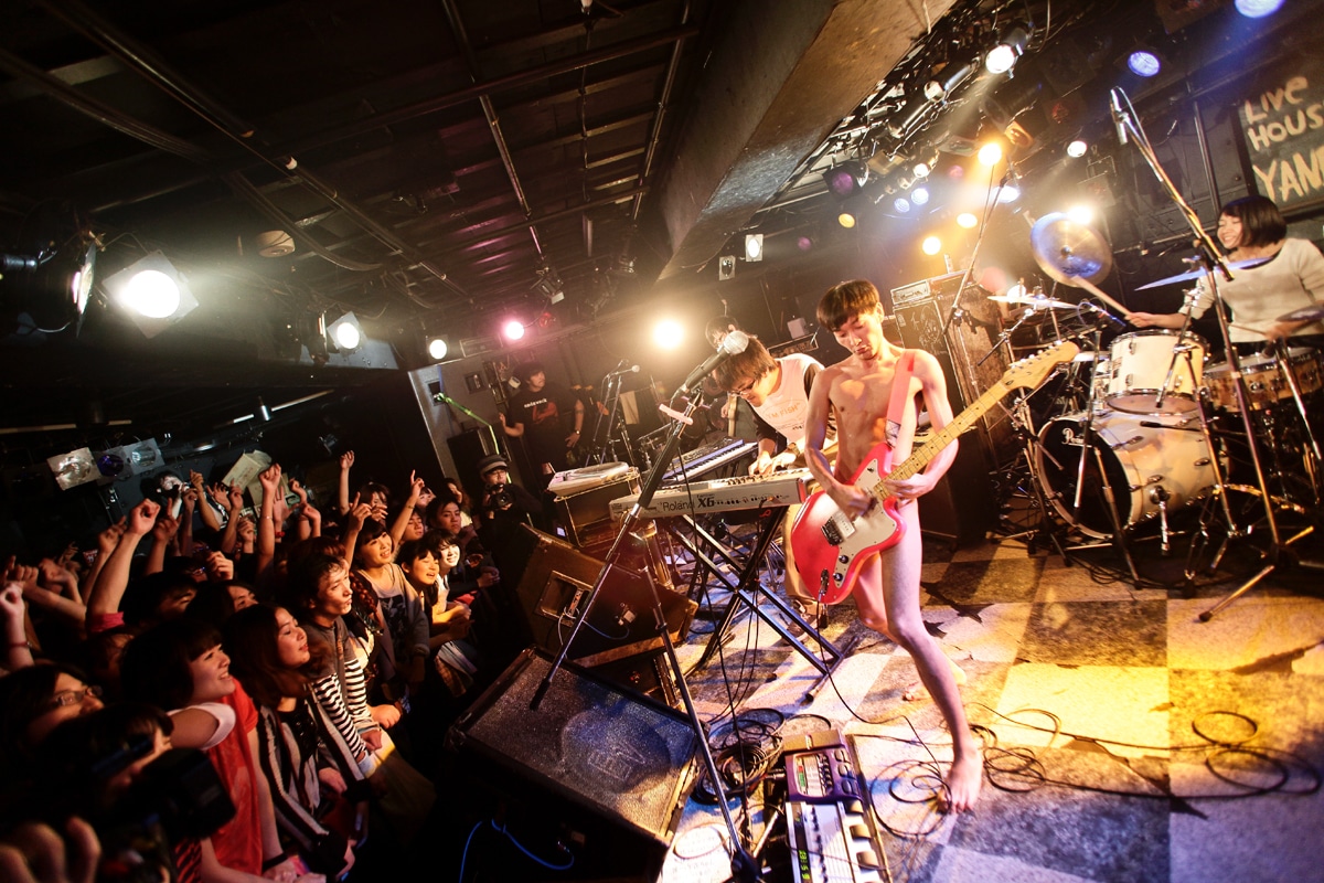 写真は昨年11月に東京・渋谷屋根裏で開催された神聖かまってちゃんのライブ「～夏だ！花火だ！神聖かまってちゃんだ！～ ねこねこインターネットツアー前夜祭 in 渋谷屋根裏」の模様。