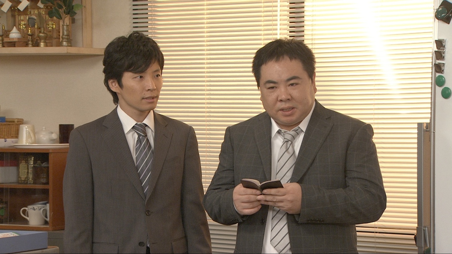 「LIFE！～人生に捧げるコント～」のコント「捜査会議」で刑事コントに挑戦する星野源（左）。 (c)NHK
