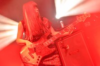 三好春奈（B, Vo）（撮影：古渓一道）