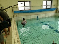 「制服のマネキン」初回限定盤DVDより、苦手な水の克服に挑む生駒里奈。