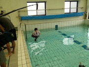 「制服のマネキン」初回限定盤DVDより、苦手な水の克服に挑む生駒里奈。