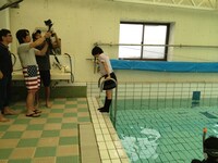 「制服のマネキン」初回限定盤DVDより、苦手な水の克服に挑む生駒里奈。