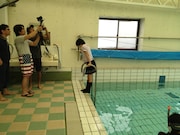 「制服のマネキン」初回限定盤DVDより、苦手な水の克服に挑む生駒里奈。