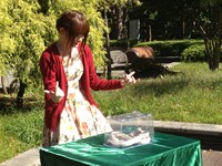 「制服のマネキン」初回限定盤DVDより、苦手な蛇の克服に挑む松村沙友理。