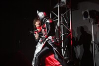 鬼龍院翔（左）と仮面ライダーウィザード（右）。