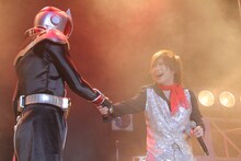 仮面ライダーウィザード（左）と鬼龍院翔（右）。