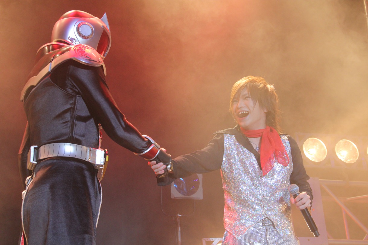 仮面ライダーウィザード（左）と鬼龍院翔（右）。