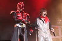 仮面ライダーウィザード（左）と鬼龍院翔（右）。