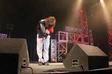 集まったファンにお辞儀をする鬼龍院翔。